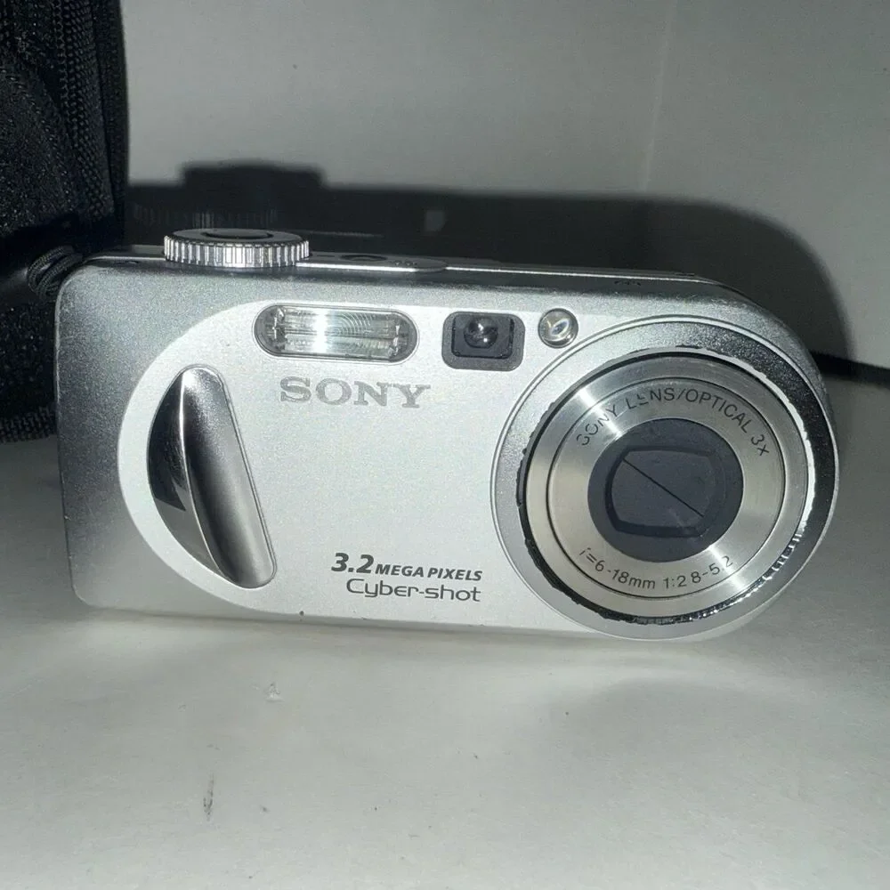 Sony Cybershot DSC-P8 3.2MP Compact Digital Camera 256 mb Memory Stick & Case